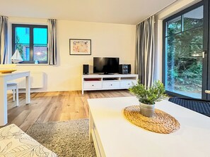 Fernseher, DVD-Player, Bücher, Stereoanlage