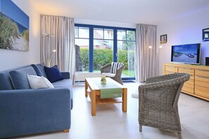 Fernseher, Bücher, Stereoanlage