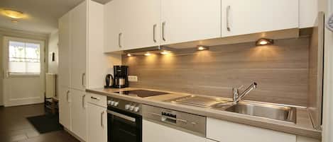 Réfrigérateur, four à micro-ondes, un four, surface de cuisson