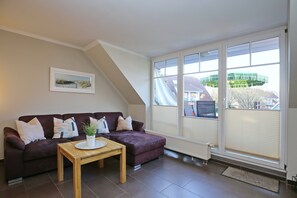 Fernseher, DVD-Player, Bücher, Stereoanlage