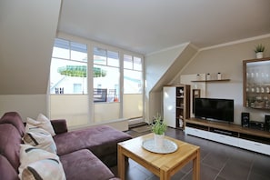 Fernseher, DVD-Player, Bücher, Stereoanlage