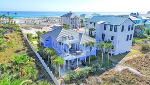 Il s’agit d’une vaste propriété en bord de mer, composée de plusieurs étages, dotée d’un grand balcon, d’une terrasse couverte et offrant une vue sur l’océan.