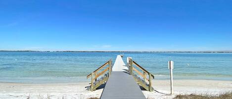 بالقرب من الشاطئ