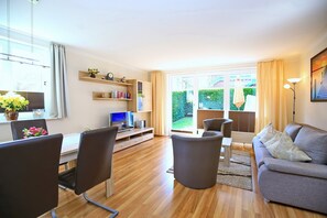 Fernseher, Bücher, Stereoanlage