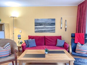 Fernseher, DVD-Player, Bücher, Stereoanlage