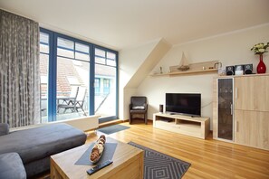 Fernseher, DVD-Player, Bücher, Stereoanlage