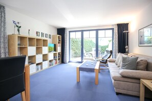 Fernseher, DVD-Player, Bücher, Stereoanlage