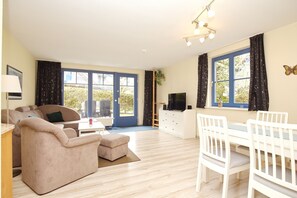 Fernseher, Bücher, Stereoanlage