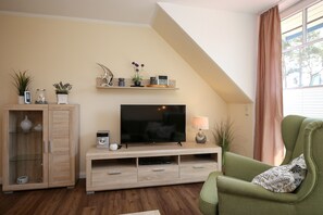 Fernseher, DVD-Player, Bücher, Stereoanlage