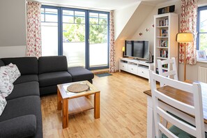 Fernseher, DVD-Player, Bücher, Stereoanlage