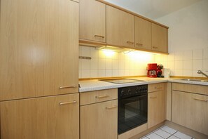 ثلاجة، ميكروويف، فرن، موقد طهي مسطح