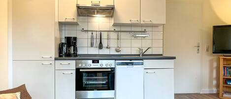 Køleskab, mikrobølgeovn, ovn, kogeplade