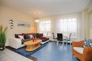 Fernseher, Bücher, Stereoanlage