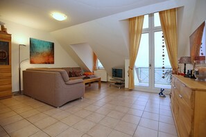 Fernseher, DVD-Player, Bücher, Stereoanlage