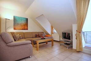 Fernseher, DVD-Player, Bücher, Stereoanlage