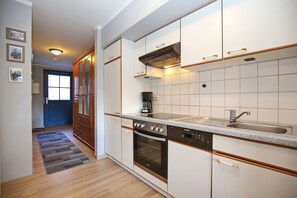 Fridge, microwave, oven, stovetop - Papillon Wohnung 18-4 (Ostseebad Boltenhagen)