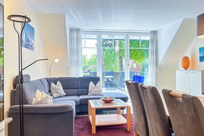 Fernseher, DVD-Player, Bücher, Stereoanlage