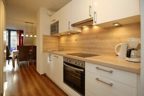 ثلاجة، ميكروويف، فرن، موقد طهي مسطح