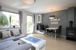 Fernseher, Kamin, DVD-Player, Bücher