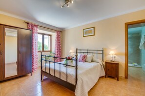 4 bedrooms, iron/ironing board, free WiFi, bed sheets
