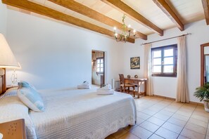 4 makuuhuonetta, tallelokero huoneessa, silitysrauta/-lauta