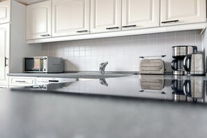 Kühlschrank, Mikrowelle, Ofen, Herdplatte