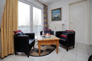 Fernseher, Bücher, Stereoanlage