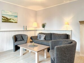 Fernseher, DVD-Player, Bücher, Stereoanlage