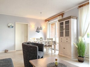 Fernseher, DVD-Player, Bücher, Stereoanlage