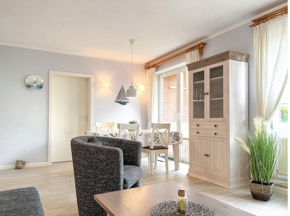 Fernseher, DVD-Player, Bücher, Stereoanlage