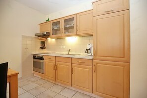 Kühlschrank, Ofen, Herdplatte, Wasserkocher mit Kaffee-/Teezubehör