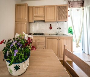 Kühlschrank, Ofen, Herdplatte, Geschirrspüler