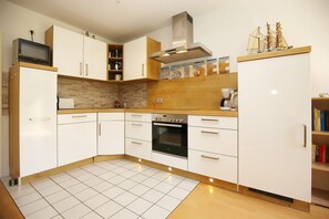 Fridge, microwave, oven, stovetop - Sünnslag Wohnung 019 (Ostseebad Boltenhagen)