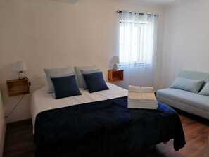 2 makuuhuonetta, silitysrauta/-lauta, ilmainen Wi-Fi, vuodevaatteet