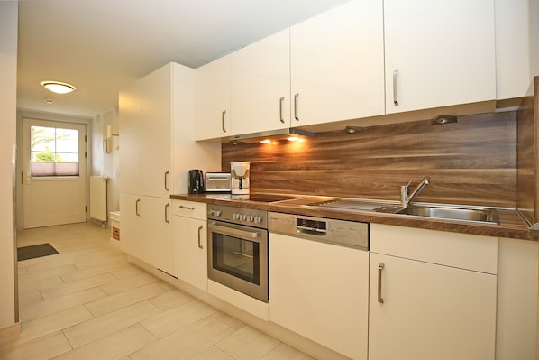 Fridge, oven, stovetop, dishwasher