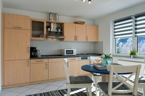 ثلاجة، ميكروويف، موقد طهي مسطح، غسالة أطباق