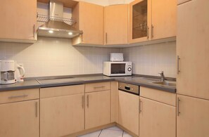 Kühlschrank, Mikrowelle, Herdplatte, Geschirrspüler