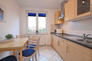 Kühlschrank, Mikrowelle, Herdplatte, Geschirrspüler