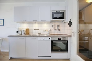 Kühlschrank, Mikrowelle, Ofen, Herdplatte