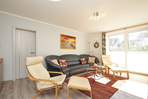 Fernseher, Bücher, Stereoanlage