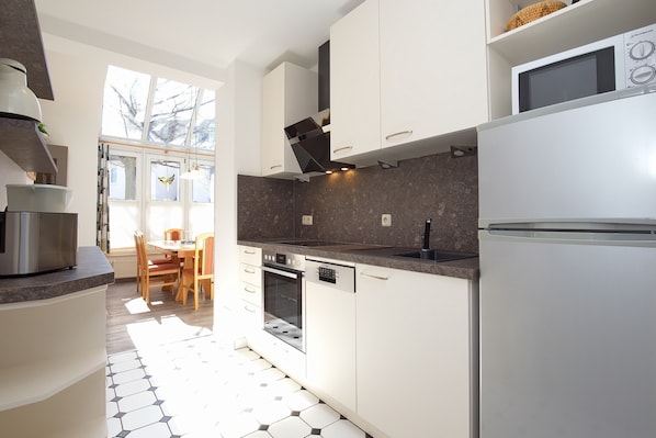 Kühlschrank, Mikrowelle, Ofen, Herdplatte