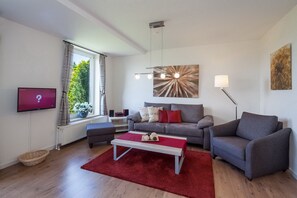 Fernseher, Bücher, Stereoanlage