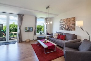 Fernseher, Bücher, Stereoanlage