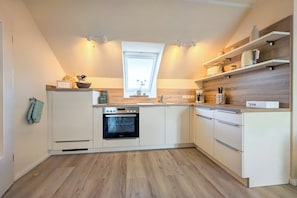 Kühlschrank, Ofen, Herdplatte, Geschirrspüler