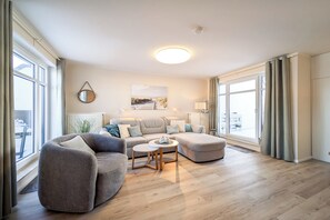 Fernseher, Bücher, Stereoanlage