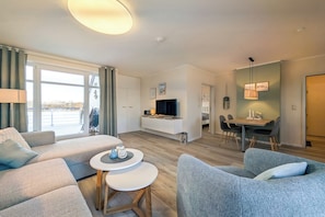 Fernseher, Bücher, Stereoanlage