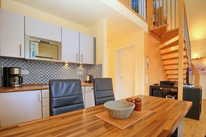 Kühlschrank, Mikrowelle, Herdplatte, Geschirrspüler