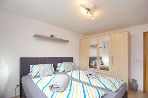 1 Schlafzimmer, Reisekinderbett, Bettwäsche