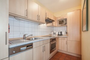 Fridge, microwave, oven, stovetop - Dünenblick Wohnung 20 (Ostseebad Boltenhagen)