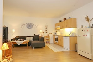 Fernseher, DVD-Player, Bücher, Stereoanlage